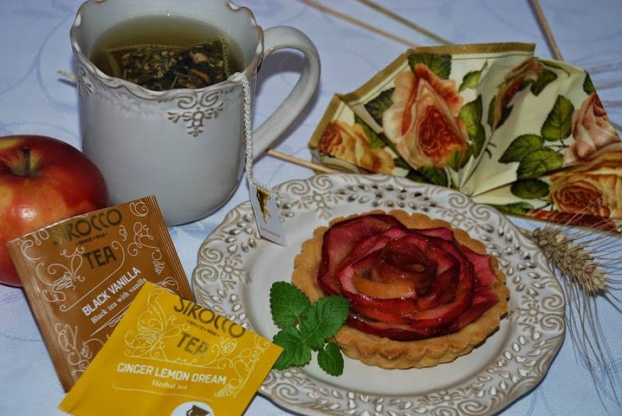 Słodkie środy - Tartaletki z herbacianymi różami z jabłek na kremie kasztanowym