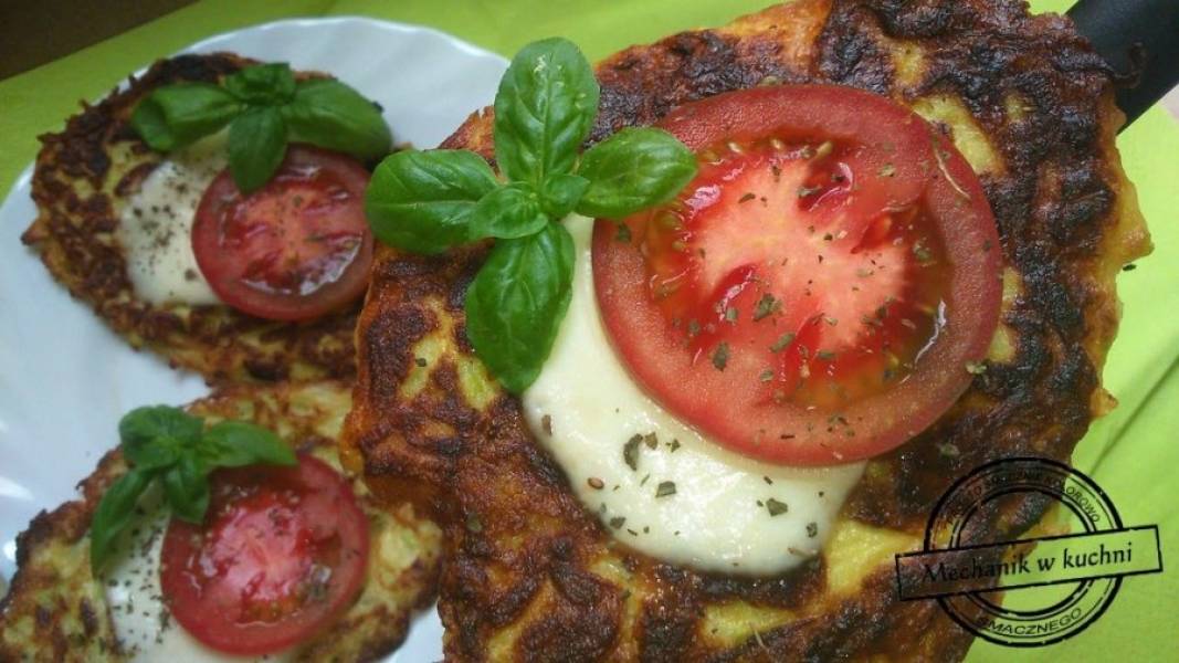 Cukiniowe placki z mozzarellą i pomidorem