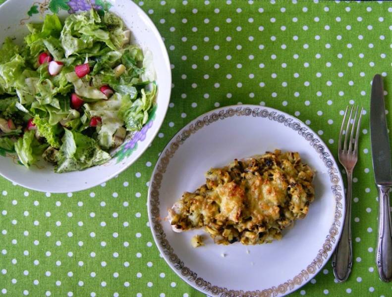 Kotlet z kurczaka zapiekany z pieczarkami i serem