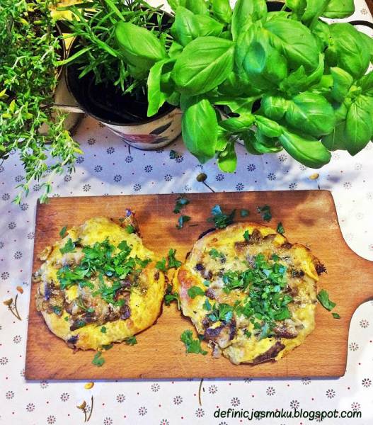 Pełnoziarniste pizzerinki z grzybami i jogurtowym sosem curry.