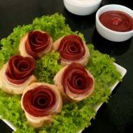Róże z Ciasta Francuskiego i Salami