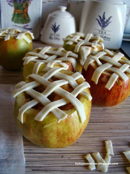 Jabłka pieczone pod ciastem francuskim