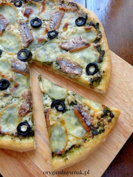 Pizza ze szpinakiem, ziemniakami, anchois i czarnymi oliwkami