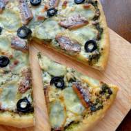 Pizza ze szpinakiem, ziemniakami, anchois i czarnymi oliwkami