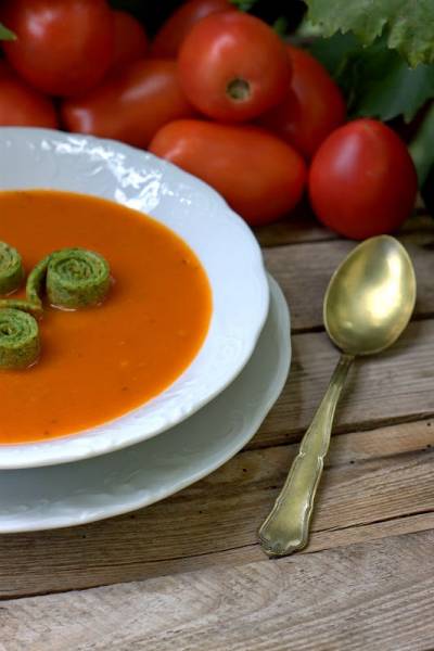 Zupa pomidorowa z zielonym makaronem naleśnikowym