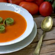 Zupa pomidorowa z zielonym makaronem naleśnikowym
