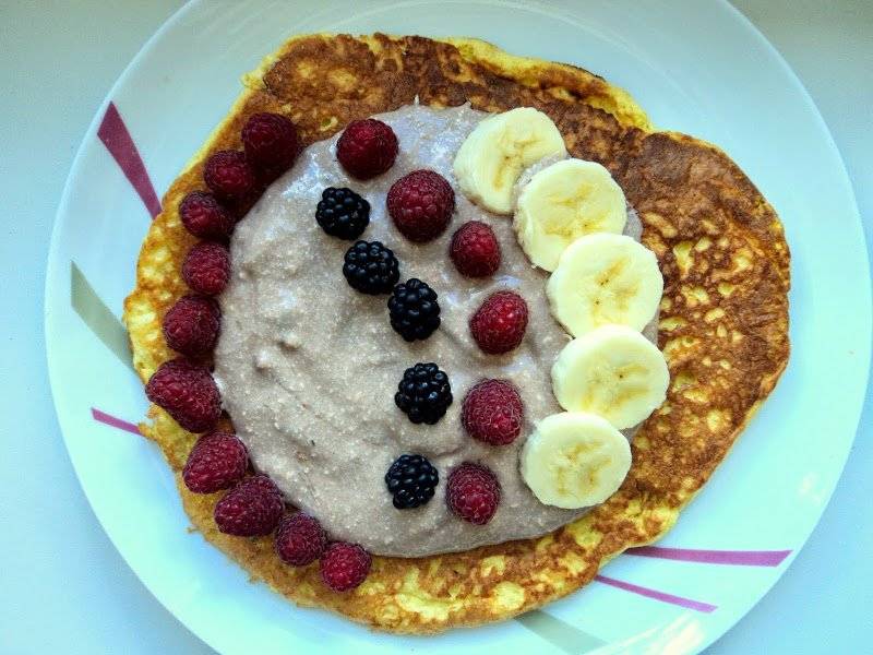 Owsiany omlet jogurtowy z twarożkiem kakaowo-bananowym :)