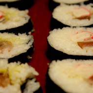 Sushi Futomaki z makrelą, surimi i wasabi