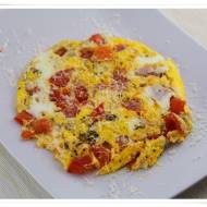 Omlet z pomidorami i parmezanem