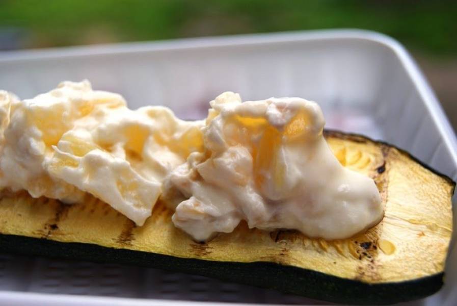 Grill: Cukinia z serkiem i ananasem