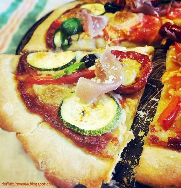 Pizza na pożegnanie lata z cukinią i pomidorami malinowymi.