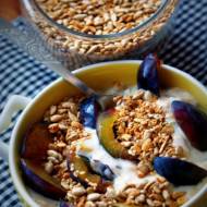 Jogurt ze śliwkami i ziarnami - dieta bogatoresztkowa