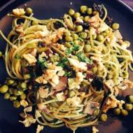 Pasta z pietruszką, szynką parmeńską, groszkiem i orzechami włoskimi