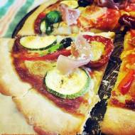 Pizza na pożegnanie lata z cukinią i pomidorami malinowymi.