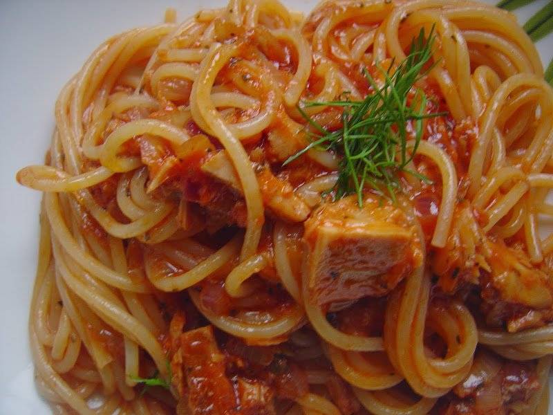 Spaghetti z tuńczykiem w sosie pomidorowym.
