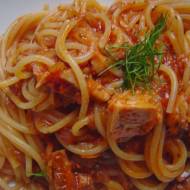 Spaghetti z tuńczykiem w sosie pomidorowym.