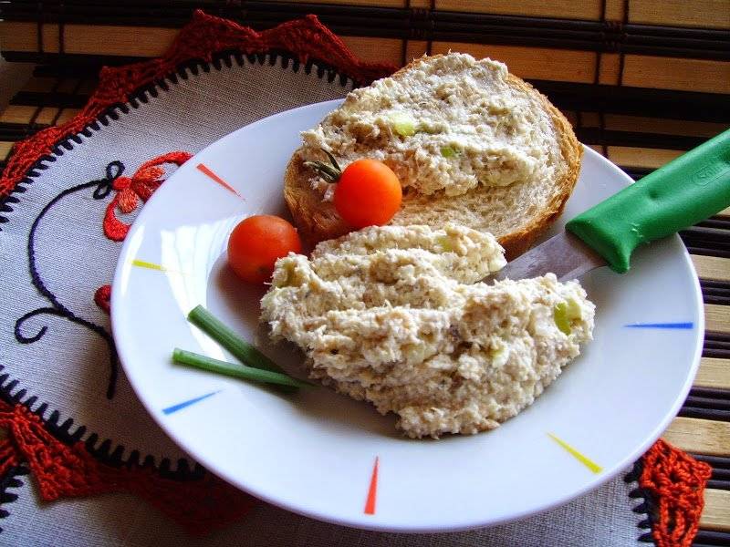 Pasta twarogowa z rybą w oleju i cebulką dymką. Pyszne smarowidło do pieczywa.