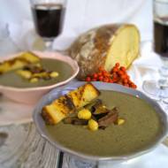 Wykwintna zupa grzybowa pełna niespodzianek, z orzechami laskowymi i chrustem ze Speck’a