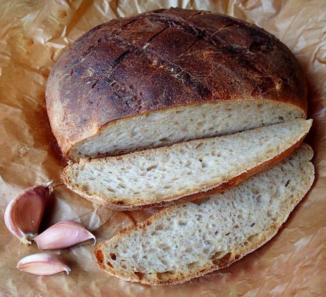 Chleb na zakwasie z pieczonym czosnkiem