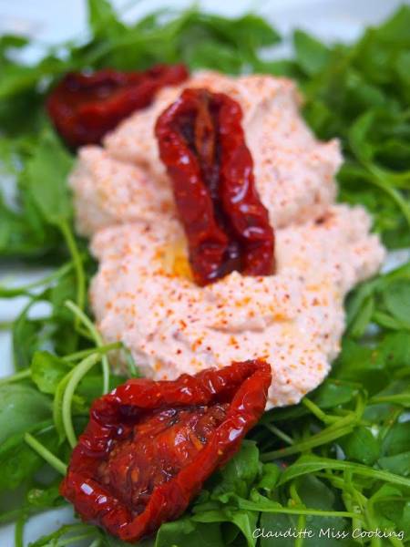 Domowy twarożek z suszonymi pomidorami. Ricotta fatta in casa con pomodori.