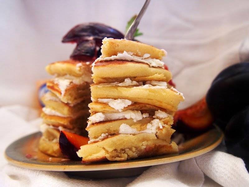 Pancakes (naleśniki) z serkiem waniliowym i karmelizowaną śliwką