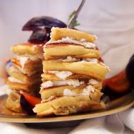 Pancakes (naleśniki) z serkiem waniliowym i karmelizowaną śliwką