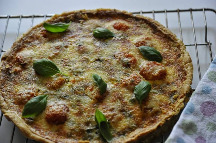 Tomato, basil & Parmesan quiche - Zapiekanka z pomidorami, bazlią i Parmezanem