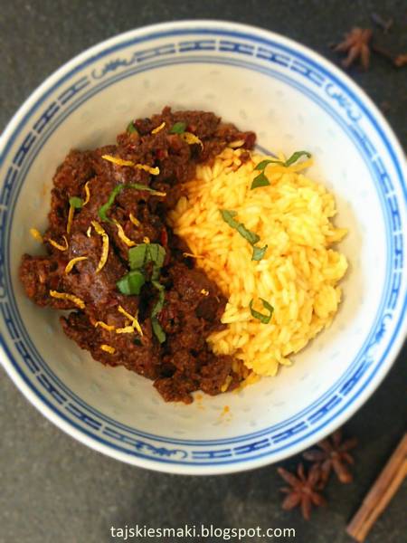 Wołowy Rendang z żółtym ryżem