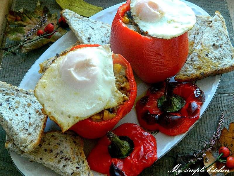 Papryka faszerowana ryżem, serem i pieczarkami