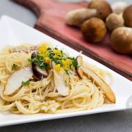 Spaghetti ze smażonymi borowikami na maśle z czosnkiem oraz posypane  pietruszką, skórką cytrynową oraz tartym serem bursz