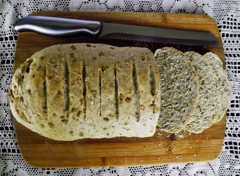 Chleb mieszany z lubczykiem