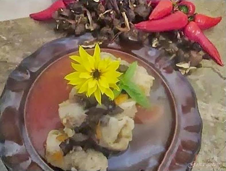 Gołąbki z grzybami i kuskusem w sosie paprykowym