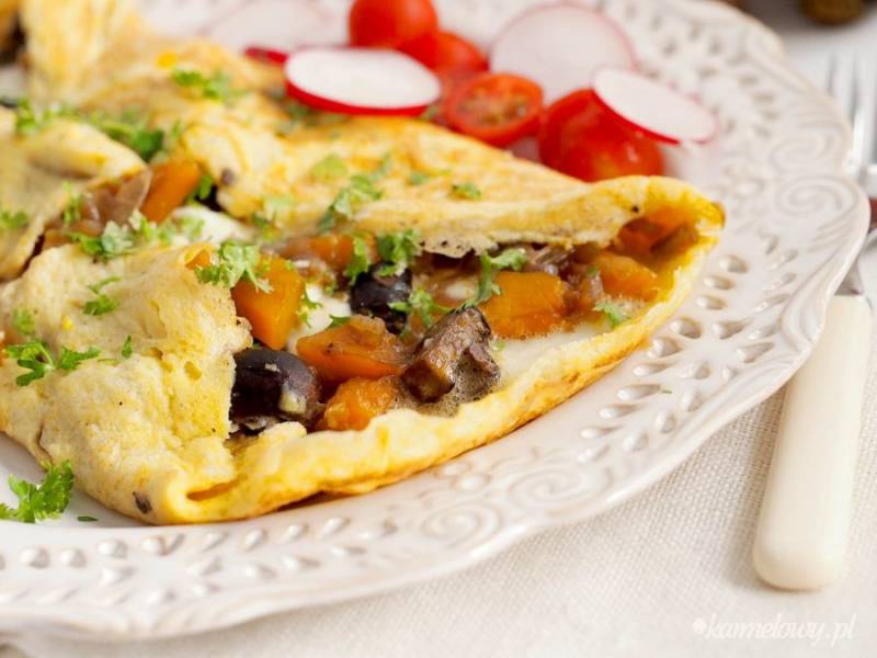 Omlet z grzybami leśnymi, dynią i mozzarellą / Omelet with mushrooms, pumpkin and mozzarella