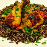 Curry z kurczakiem i warzywami na czarnym ryżu podane