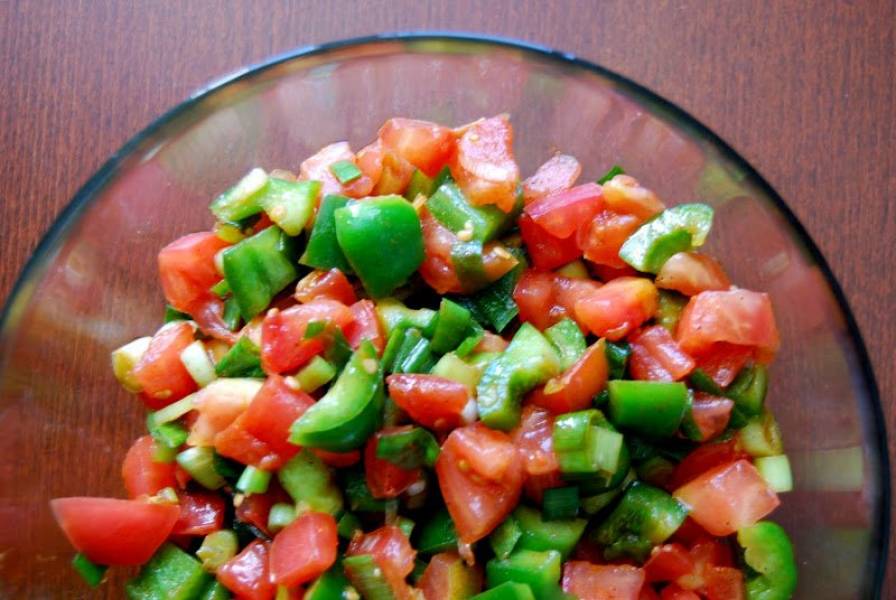 Sałatka z pomidorów i zielonej papryki