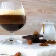 Kawa z gorzką czekoladą i słonym karmelem