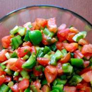 Sałatka z pomidorów i zielonej papryki