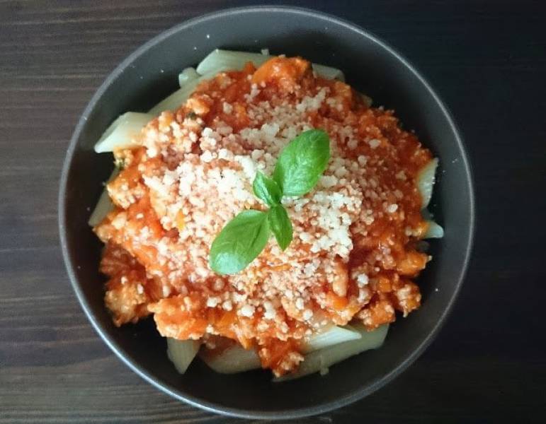 Penne z sosem bolognese