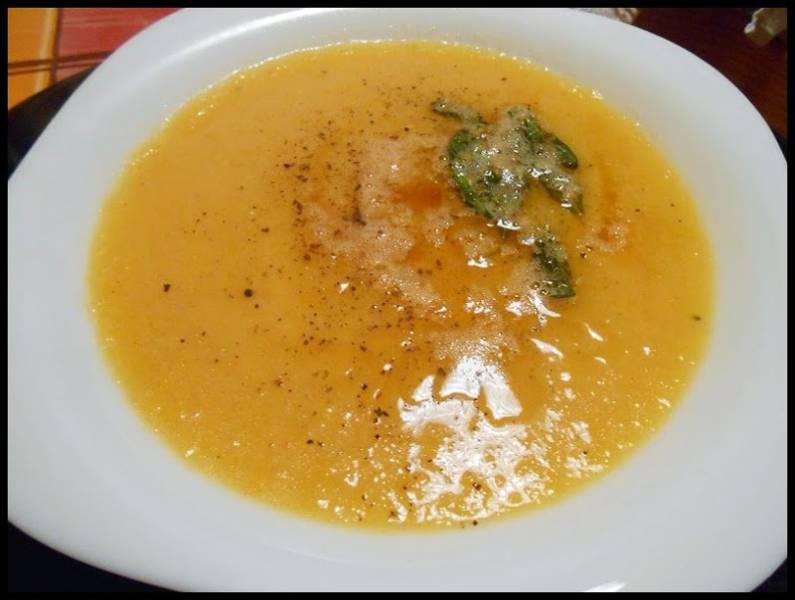 Zupa dyniowa z masłem szałwiowym
