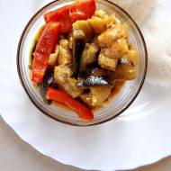 Curry z kurczakiem, bakłażanem, kapustą pekińską i papryką