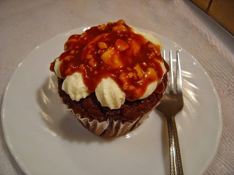 Muffinki czekoladowe z kremem, sosem karmelowym i fistaszkami.