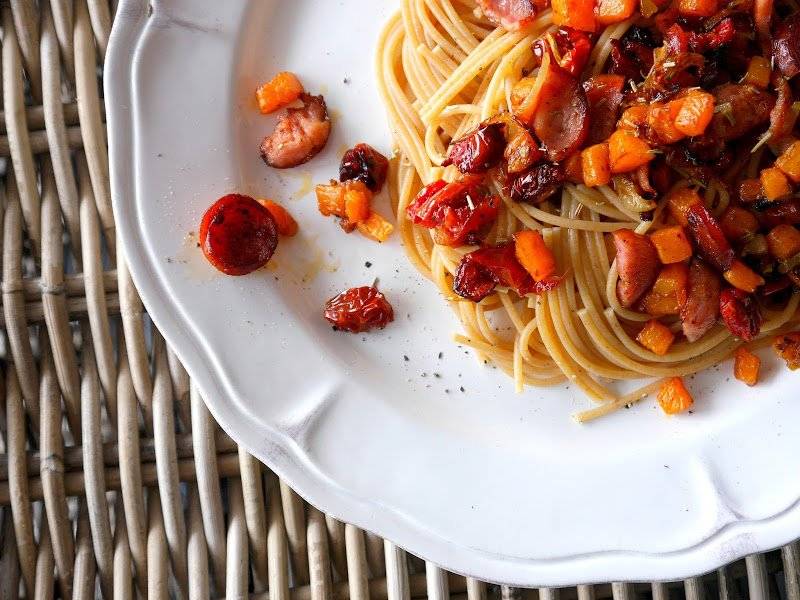 Spaghetti z dynią, kiełbasą, suszonymi pomidorami i rozmarynem