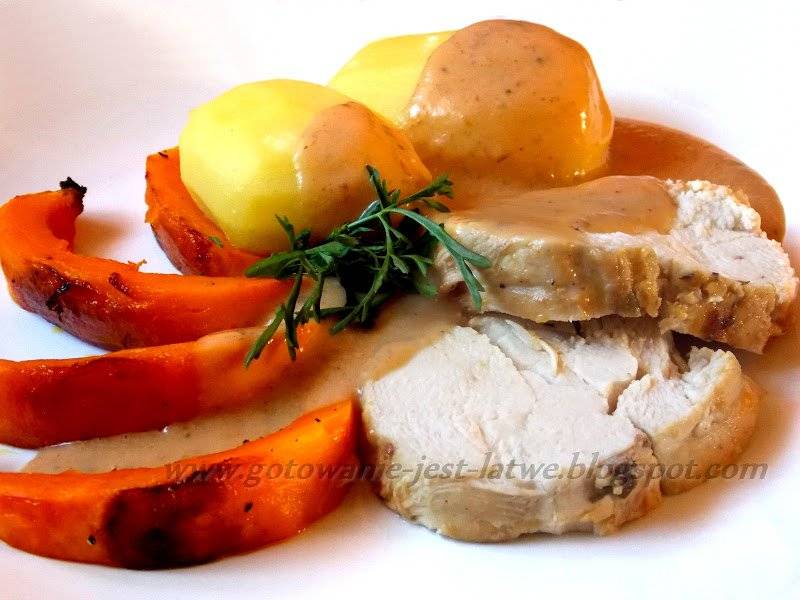 Pierś z kurczaka duszona w pikantnym sosie śliwkowym, pieczona dynia hokkaido i ziemniaki z wody
