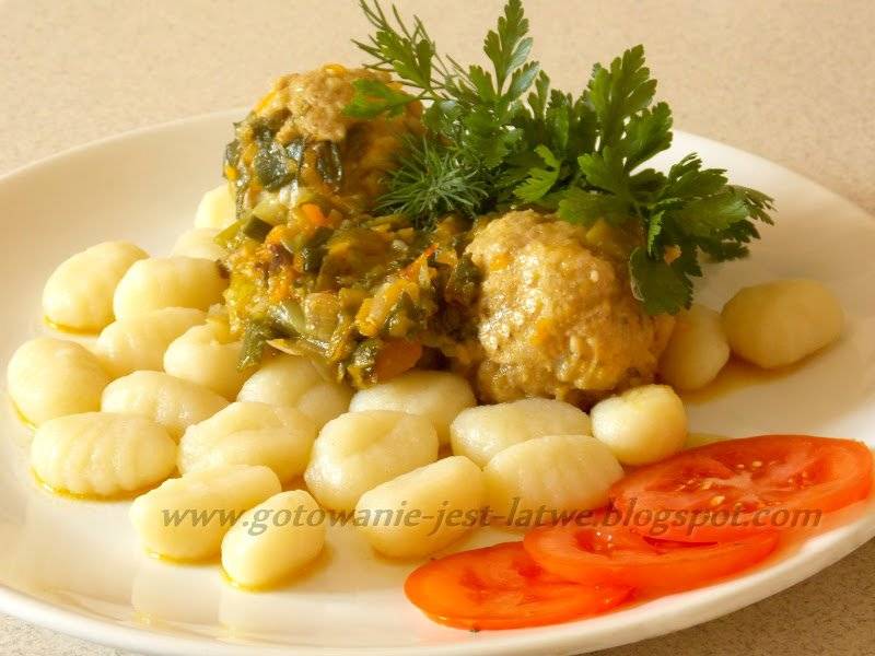 Pulpeciki duszone w warzywach i kluseczki  gnocchi