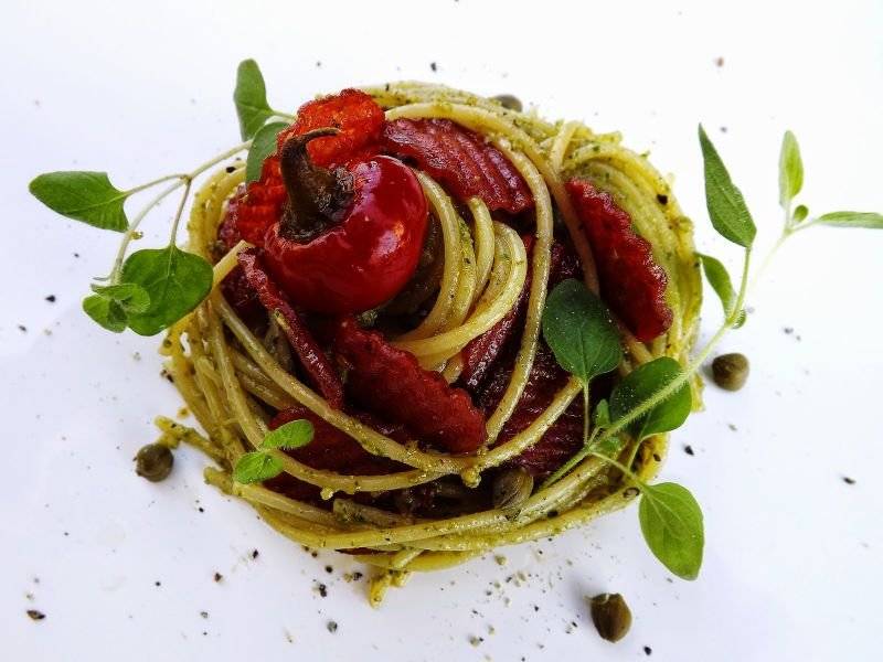 Spaghetti w pesto z chipsami z salami
