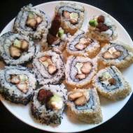 Owrócone sushi czyli california rolls z kurczakiem i ogórkiem w majonezie