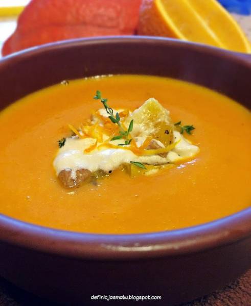 Zupa dyniowa z pomarańczą, imbirem oraz zapiekanym kozim serem.