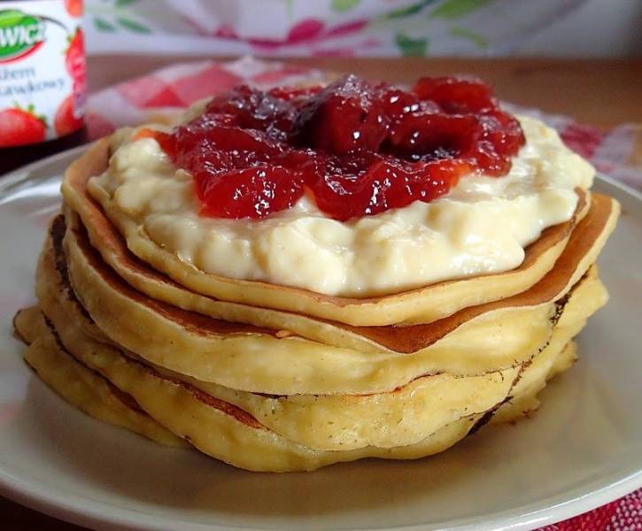 Pancakes z dżemem i kremem budyniowym