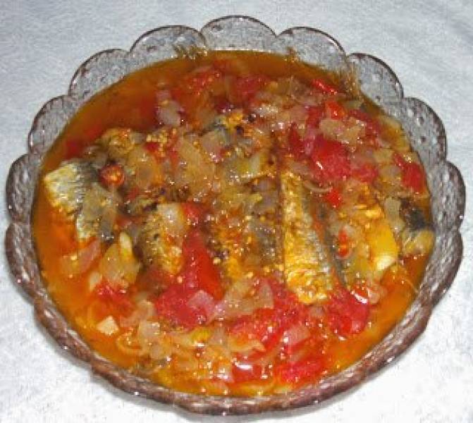 smażone śledzie w sosie pomidorowo-cebulowym na ostro...