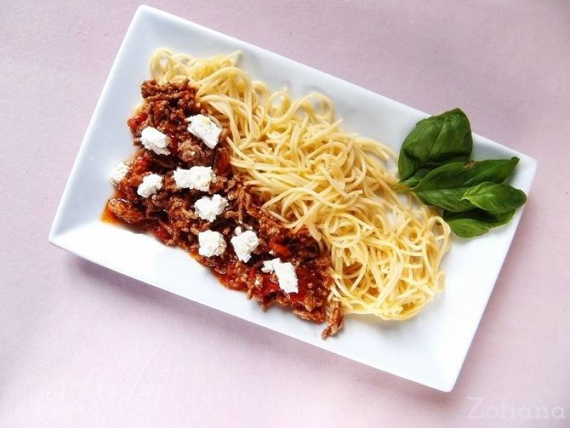 Spaghetti bolognese z serem feta